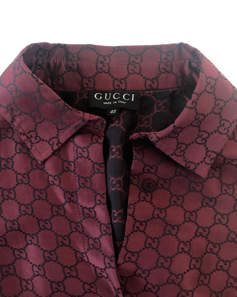 FRUIT vintage Gucci silk shirt designed by Tom Ford dating to the late 1990s. It features a classic Gucci monogram logo print all over in red/black contrast print and a tailored fitted shape.