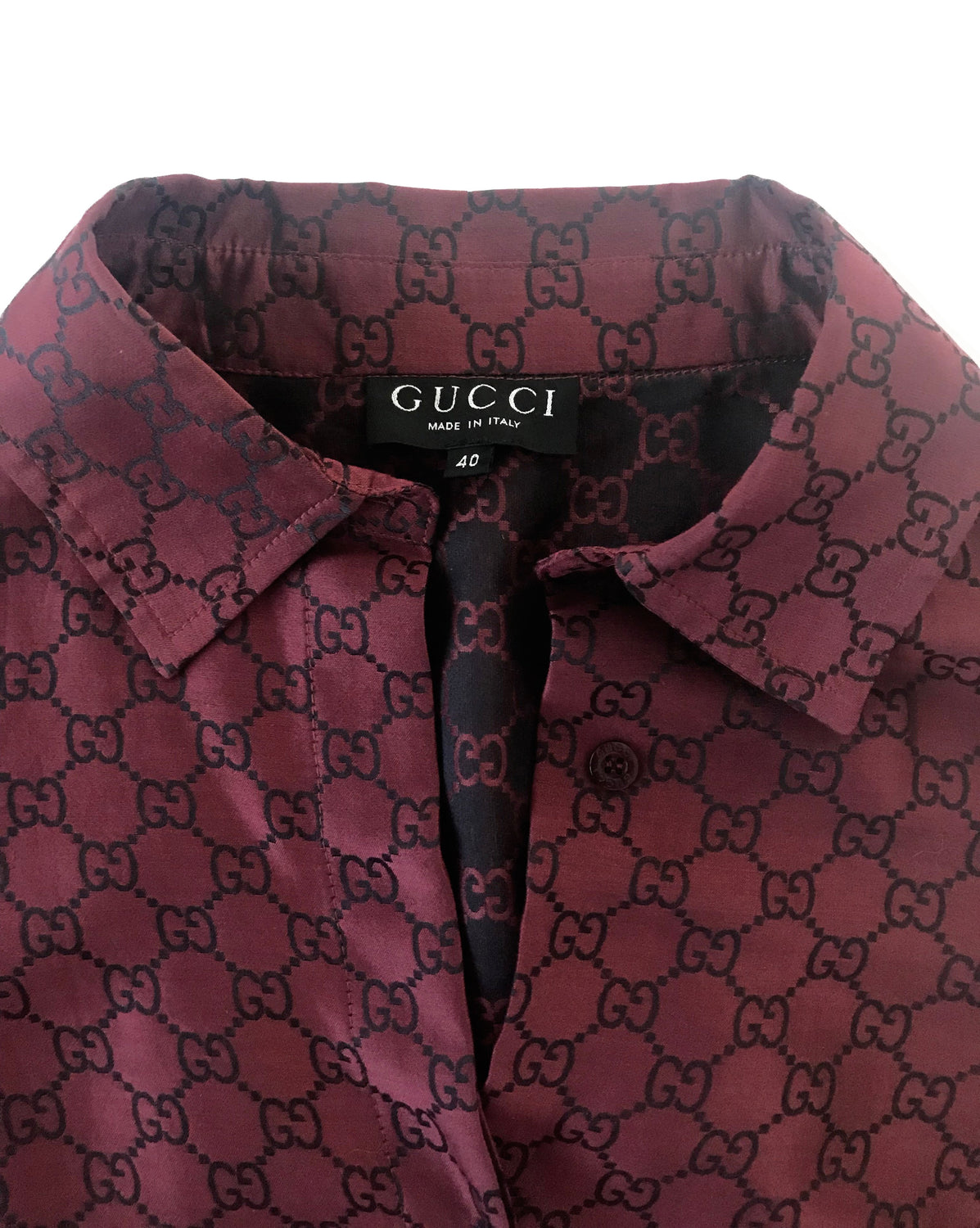 FRUIT vintage Gucci silk shirt designed by Tom Ford dating to the late 1990s. It features a classic Gucci monogram logo print all over in red/black contrast print and a tailored fitted shape.