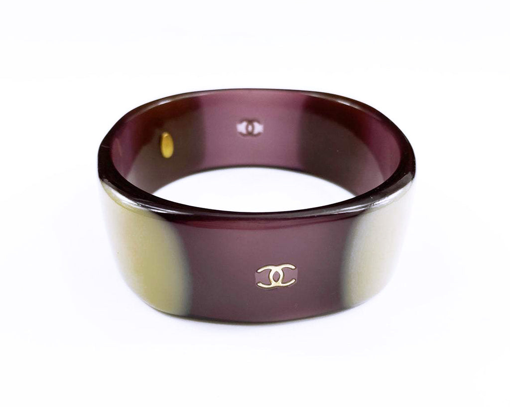 Fruit Vintage Chanel Purple and beige resin bangle. Features a classic interlocking CC logo to either side (this is a metal charm set into the resin). 