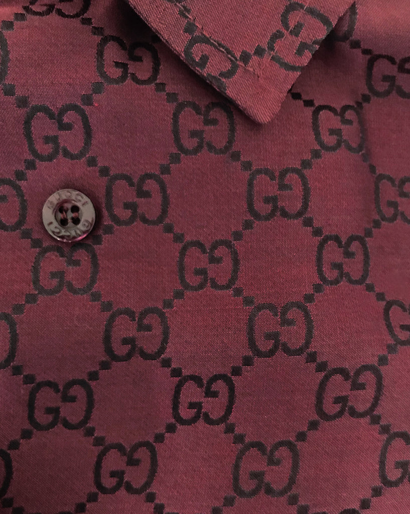 FRUIT vintage Gucci silk shirt designed by Tom Ford dating to the late 1990s. It features a classic Gucci monogram logo print all over in red/black contrast print and a tailored fitted shape.