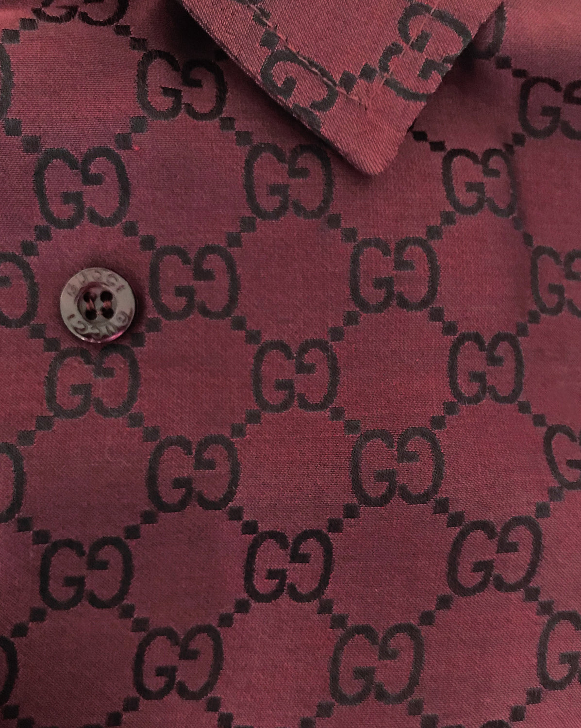 FRUIT vintage Gucci silk shirt designed by Tom Ford dating to the late 1990s. It features a classic Gucci monogram logo print all over in red/black contrast print and a tailored fitted shape.