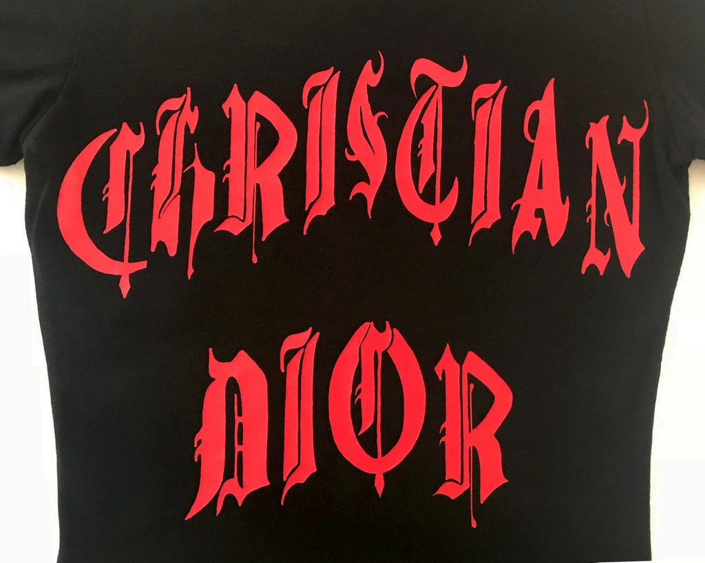 Fruit Vintage Christian Dior Gothic text Logo t-shirt. Features a classic t-shirt cut and graphic print with Christian Dior across the front and 1947 across the back.