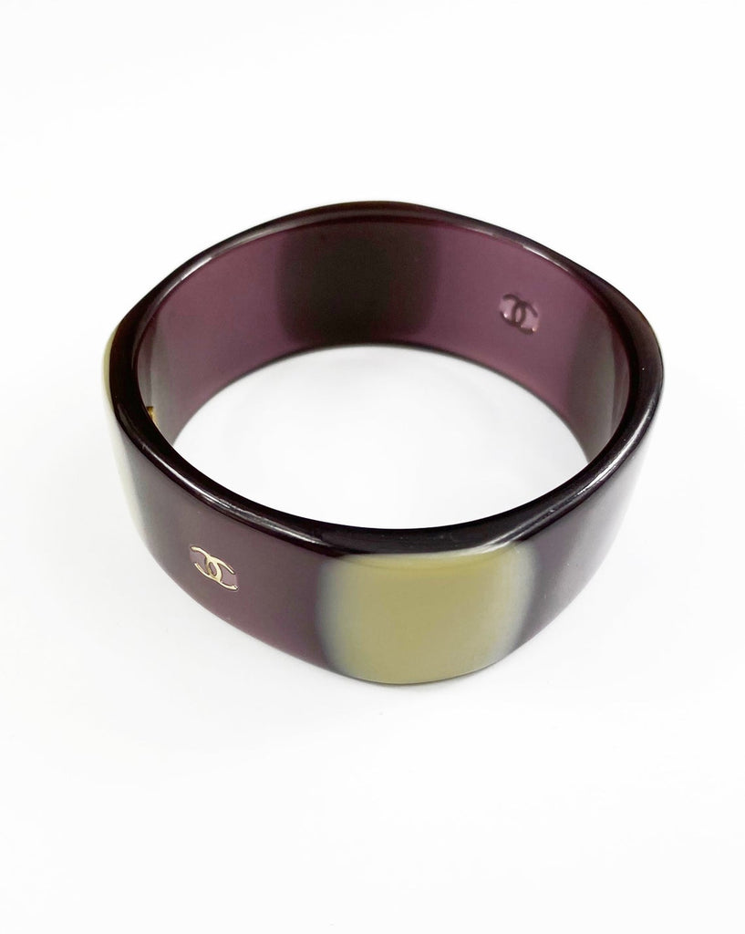 Fruit Vintage Chanel Purple and beige resin bangle. Features a classic interlocking CC logo to either side (this is a metal charm set into the resin).