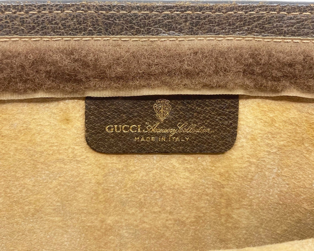 FRUIT Vintage Gucci 1980s Logo monogram canvas clutch bag. It features the iconic Gucci logo coated canvas, green and red fabric stripe, and velcro top closure.