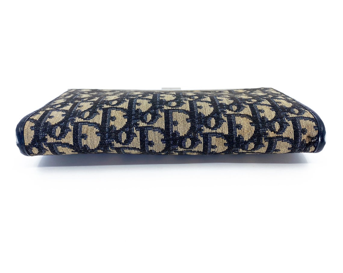 FRUIT vintage 1970s Christian Dior logo clutch bag is made of Navy Dior trotter print canvas and features a gold hardware clip top closure.