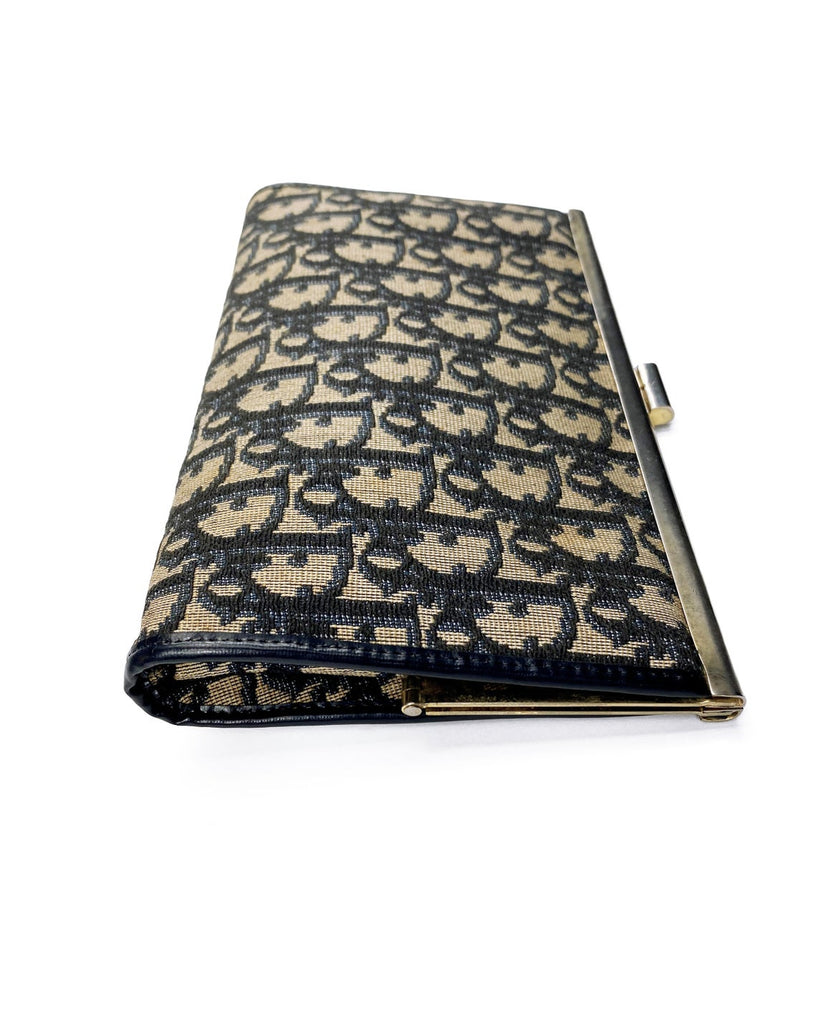 FRUIT vintage 1970s Christian Dior logo clutch bag is made of Navy Dior trotter print canvas and features a gold hardware clip top closure.