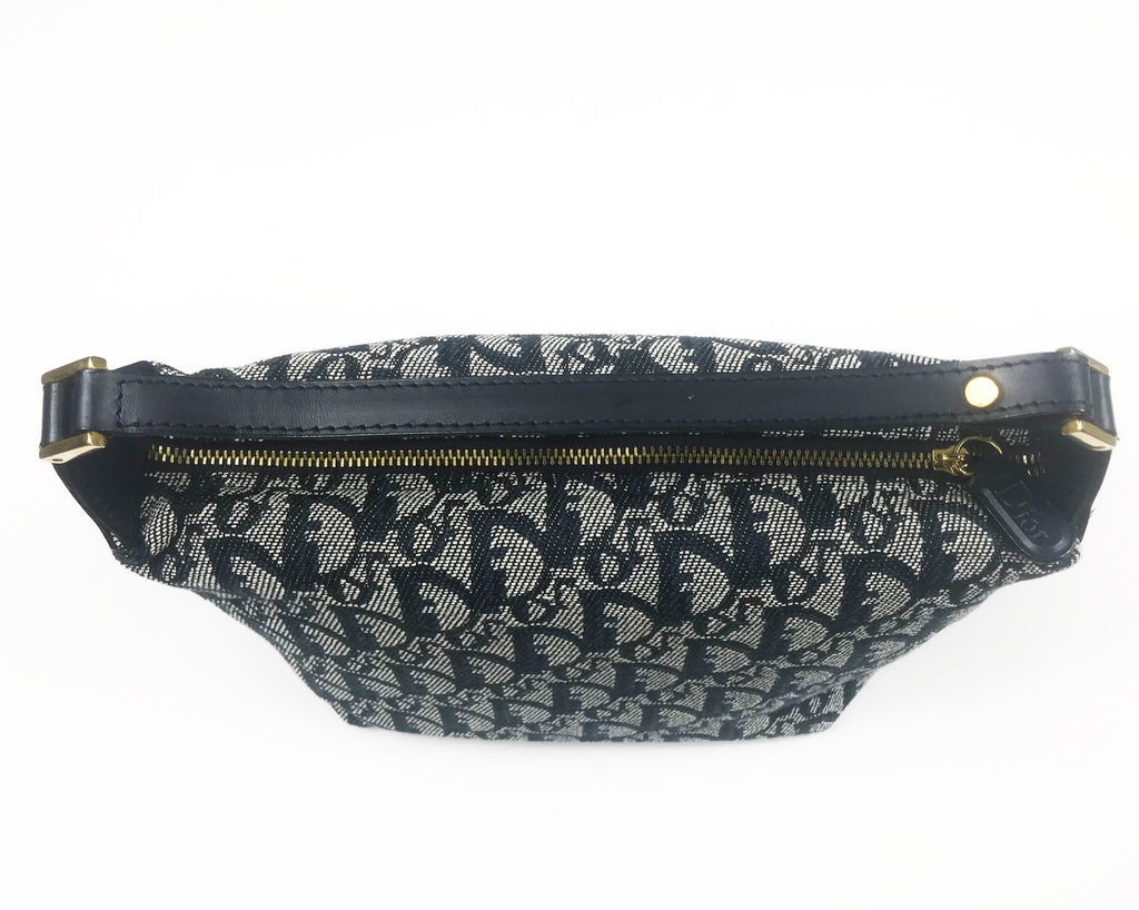 FRUIT vintage Christian Dior trotter logo mini purse in the iconic navy oblique monogram canvas. Features a small handle, logo zipper pull, gold hardware and navy leather trim.