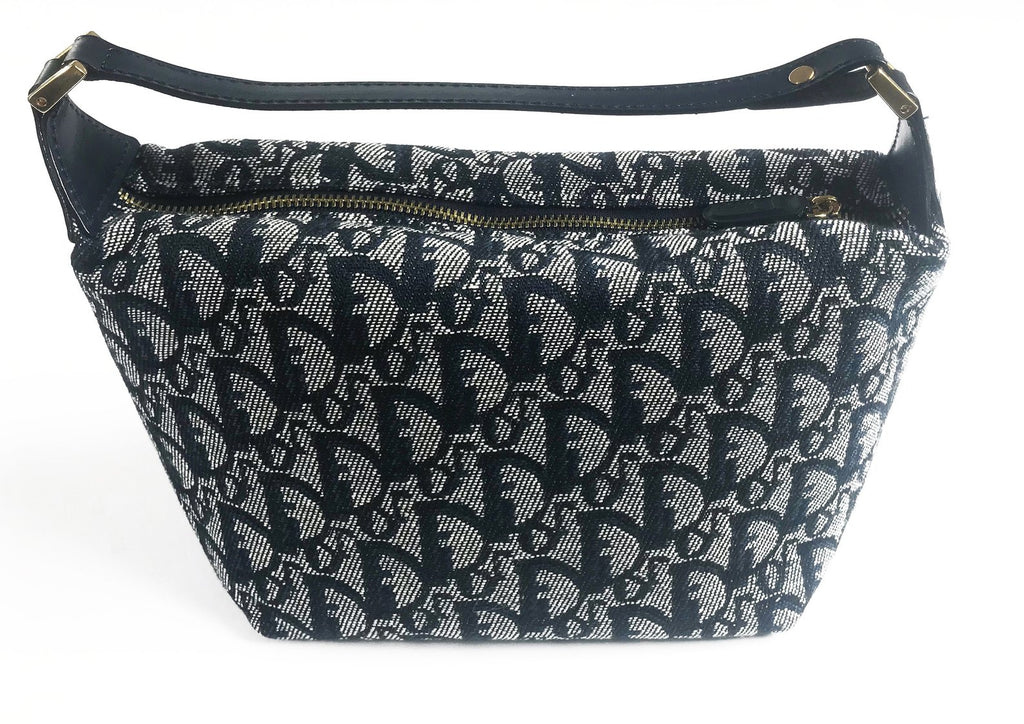 FRUIT vintage Christian Dior trotter logo mini purse in the iconic navy oblique monogram canvas. Features a small handle, logo zipper pull, gold hardware and navy leather trim.
