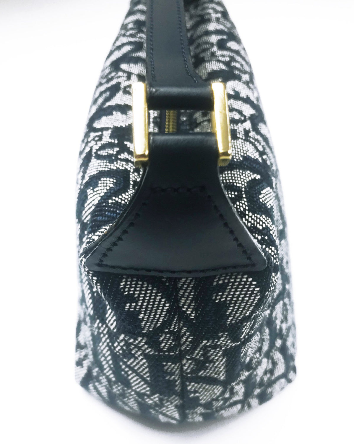 FRUIT vintage Christian Dior trotter logo mini purse in the iconic navy oblique monogram canvas. Features a small handle, logo zipper pull, gold hardware and navy leather trim.