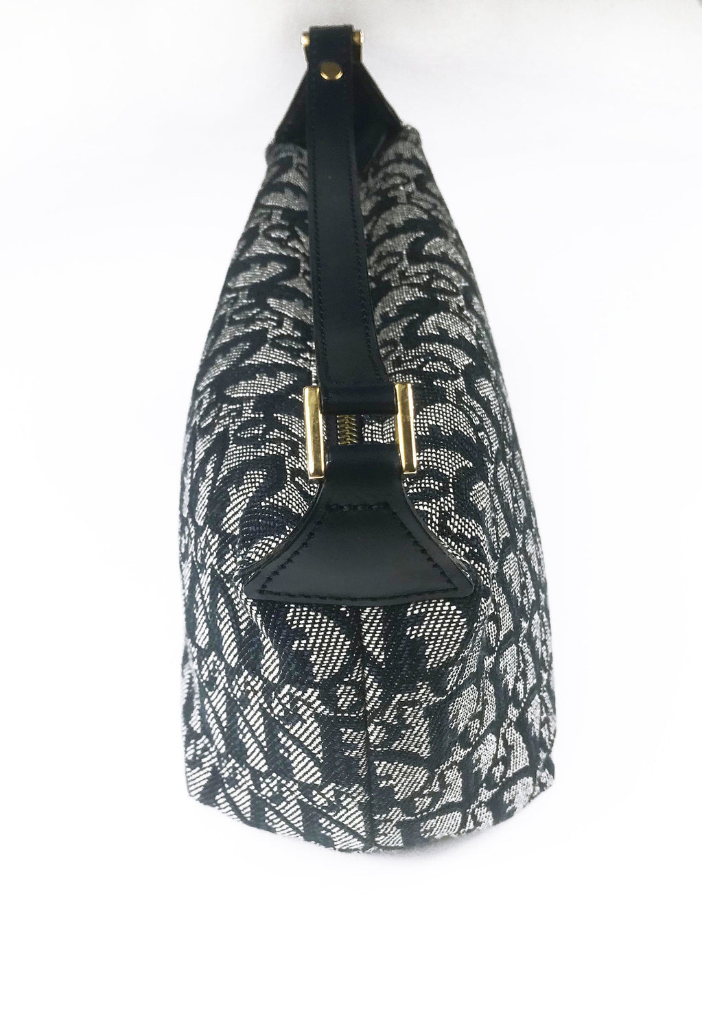 FRUIT vintage Christian Dior trotter logo mini purse in the iconic navy oblique monogram canvas. Features a small handle, logo zipper pull, gold hardware and navy leather trim.
