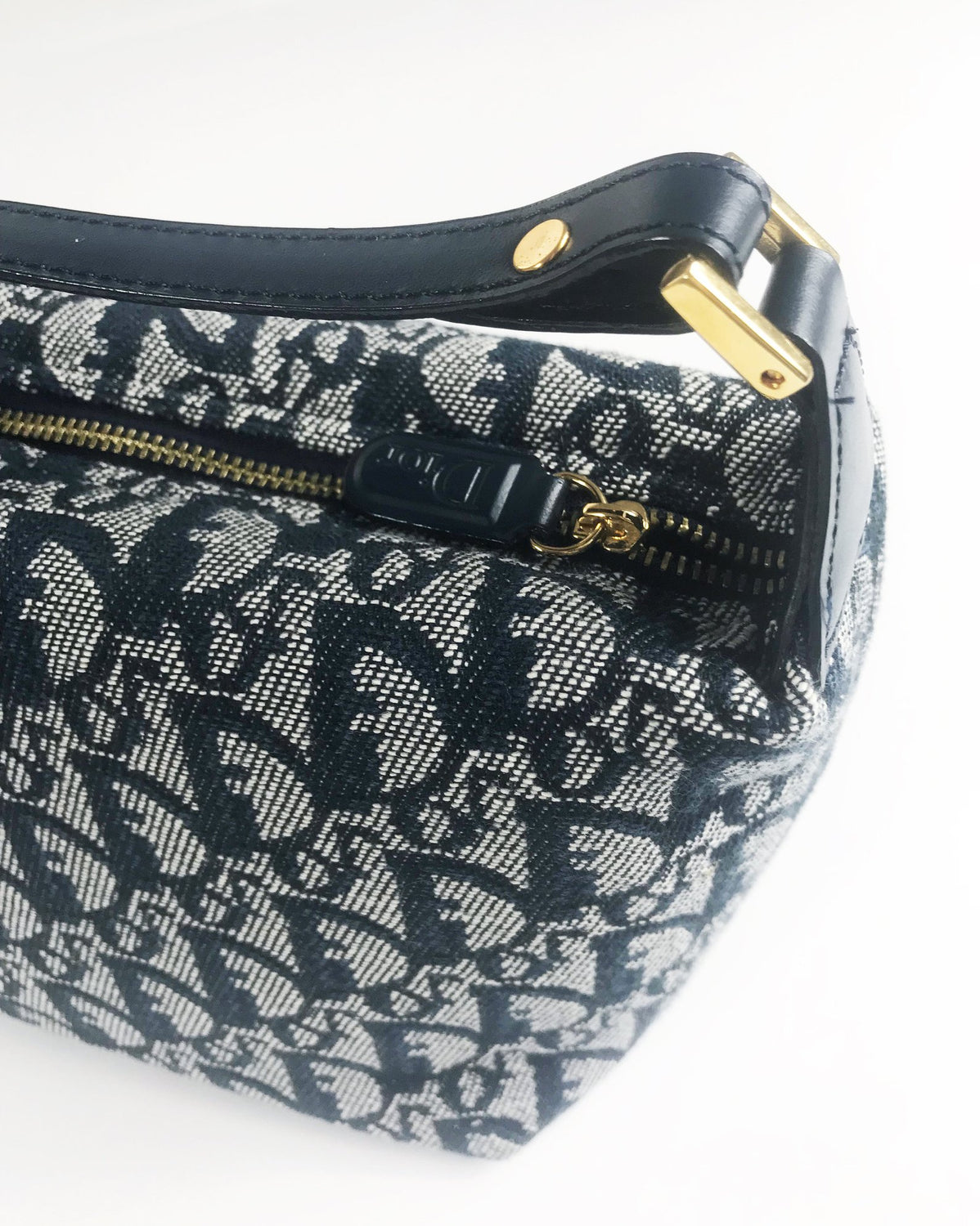 FRUIT vintage Christian Dior trotter logo mini purse in the iconic navy oblique monogram canvas. Features a small handle, logo zipper pull, gold hardware and navy leather trim.