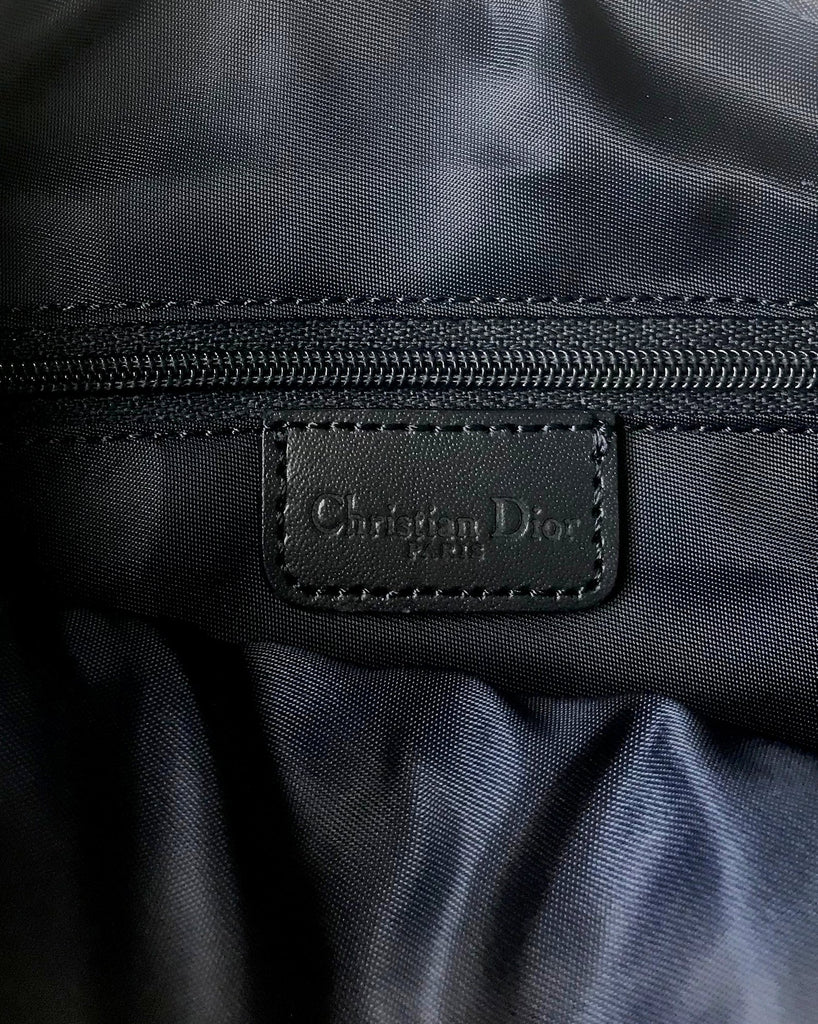 FRUIT vintage Christian Dior trotter logo mini purse in the iconic navy oblique monogram canvas. Features a small handle, logo zipper pull, gold hardware and navy leather trim.