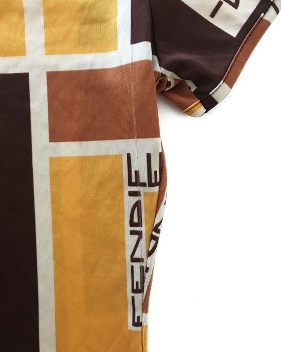 FRUIT vintage Fendi Retro Logo print tee the graphic Fendi print is from the 90s. The design is a throwback to the 1970s Fendi heritage logo.