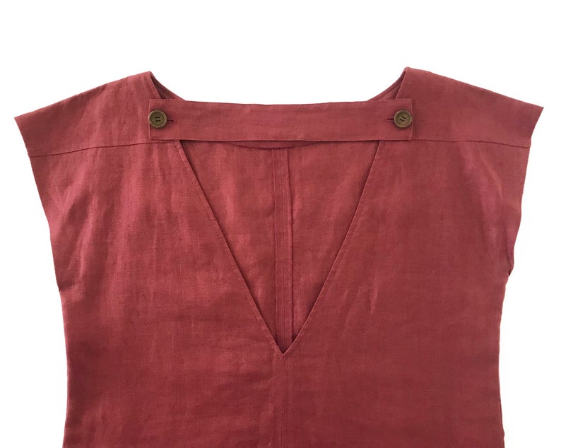 FRUIT Vintage Yves Saint Laurent Rive Gauche red maroon linen tunic dress dating to the 1980s. In near mint condition, this piece features a a classic shift/tunic silhouette with a gorgeous low, open back.