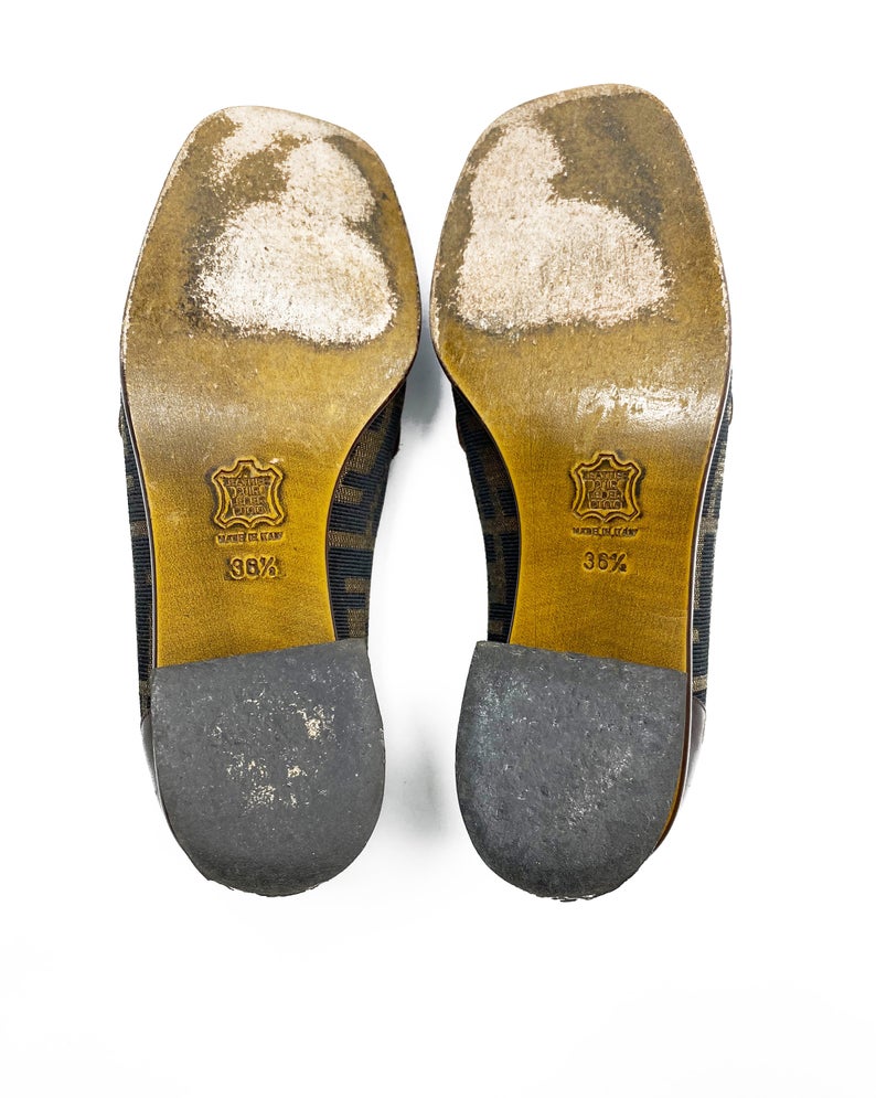 FRUIT Vintage Fendi Zucca monogram print loafers dating to the 1990s. So perfect for everyday, they look amazing styled with jeans! Come with original 1990s Fendi box.