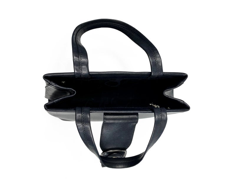 FRUIT Vintage 1980s Salvatore Ferragamo bag in black leather. This is such an elegant bag, in an iconic Ferragamo shape. Features a classic Ferragamo logo buckle closure, internal zipper pocket with logo pull and logo lining.