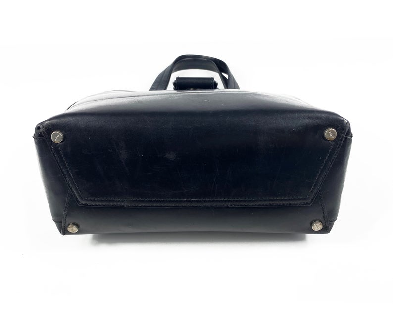 FRUIT Vintage 1980s Salvatore Ferragamo bag in black leather. This is such an elegant bag, in an iconic Ferragamo shape. Features a classic Ferragamo logo buckle closure, internal zipper pocket with logo pull and logo lining.