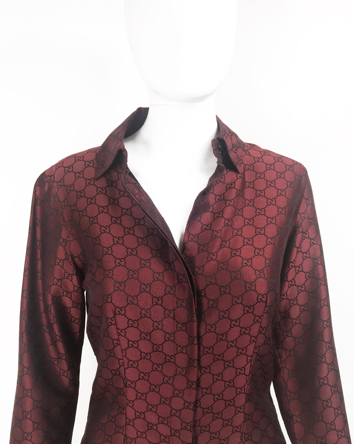 FRUIT vintage Gucci silk shirt designed by Tom Ford dating to the late 1990s. It features a classic Gucci monogram logo print all over in red/black contrast print and a tailored fitted shape.