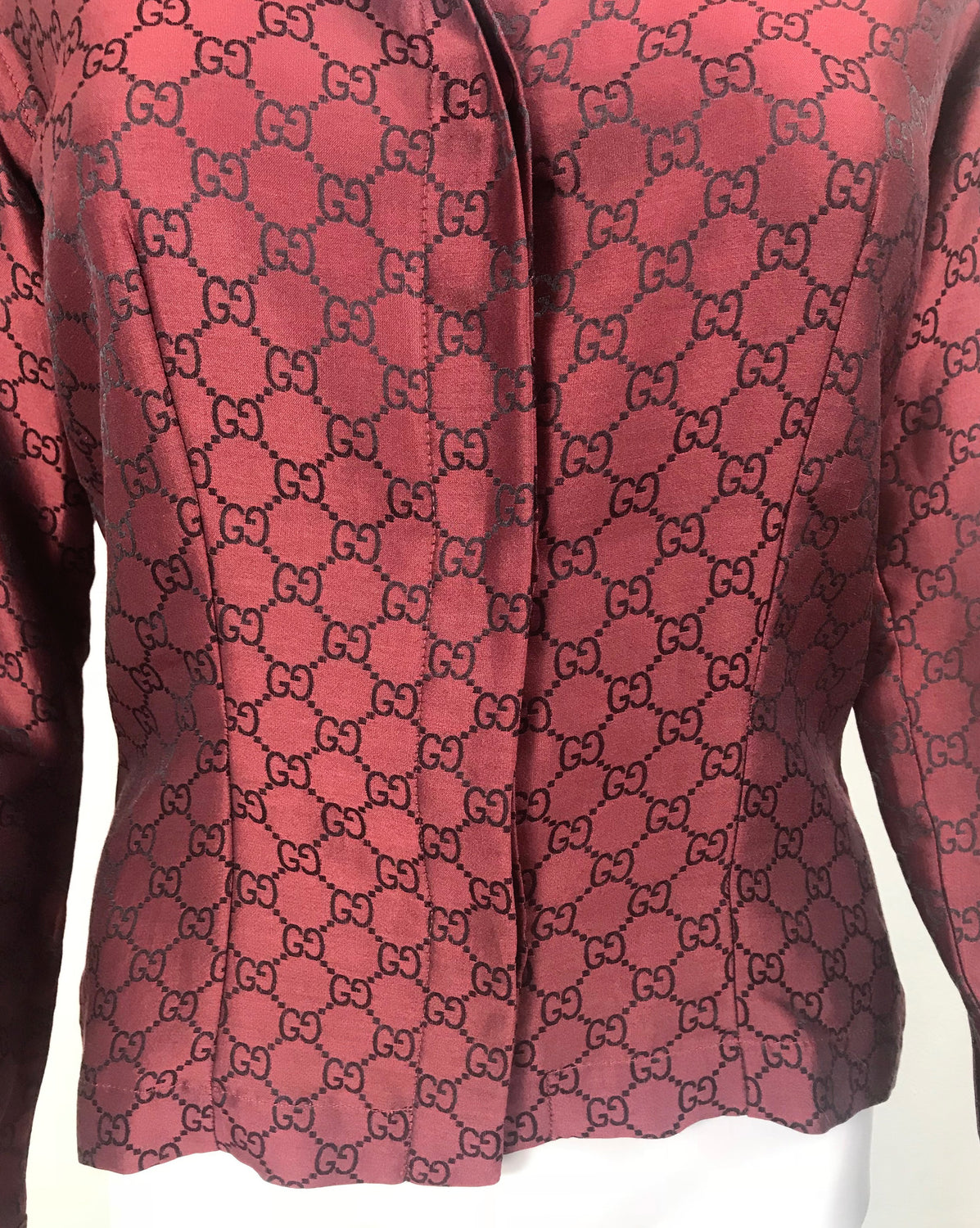 FRUIT vintage Gucci silk shirt designed by Tom Ford dating to the late 1990s. It features a classic Gucci monogram logo print all over in red/black contrast print and a tailored fitted shape.