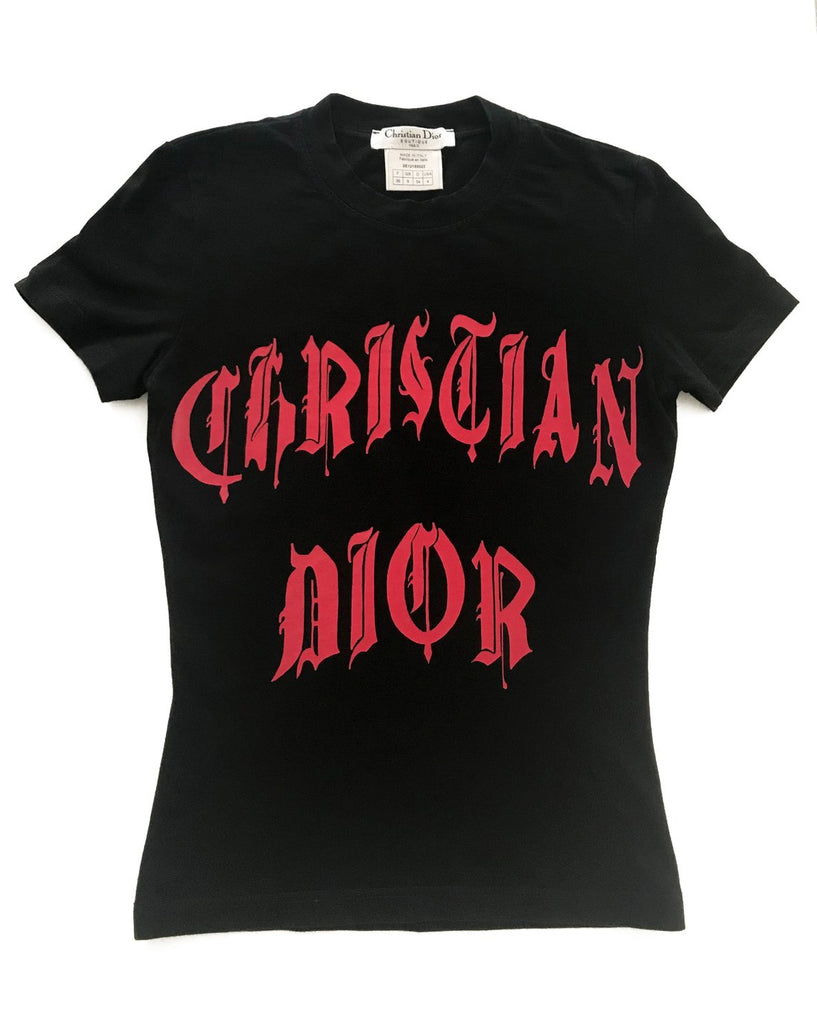 Fruit Vintage Christian Dior Gothic text Logo t-shirt. Features a classic t-shirt cut and graphic print with Christian Dior across the front and 1947 across the back.