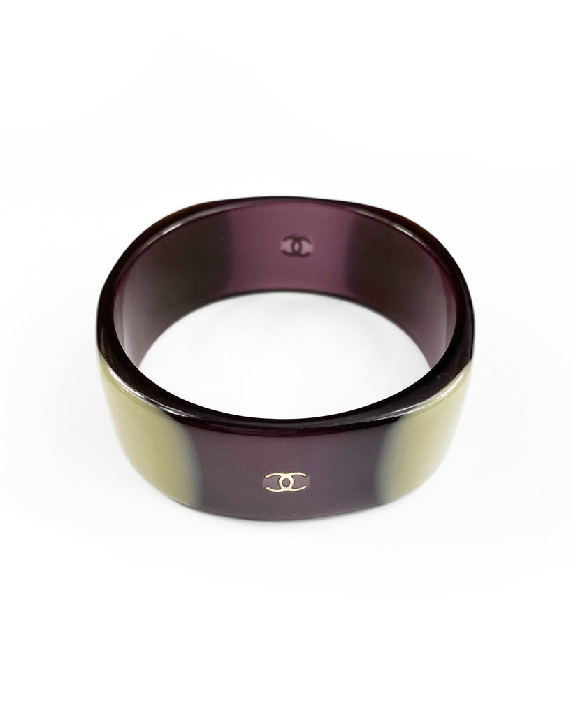 Fruit Vintage Chanel Purple and beige resin bangle. Features a classic interlocking CC logo to either side (this is a metal charm set into the resin). 