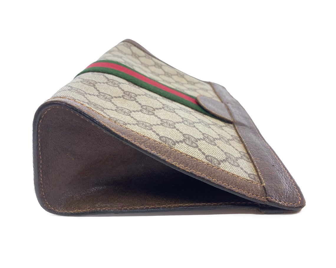 FRUIT Vintage Gucci 1980s Logo monogram canvas clutch bag. It features the iconic Gucci logo coated canvas, green and red fabric stripe, and velcro top closure.