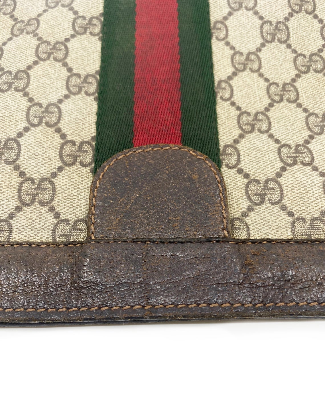 FRUIT Vintage Gucci 1980s Logo monogram canvas clutch bag. It features the iconic Gucci logo coated canvas, green and red fabric stripe, and velcro top closure.