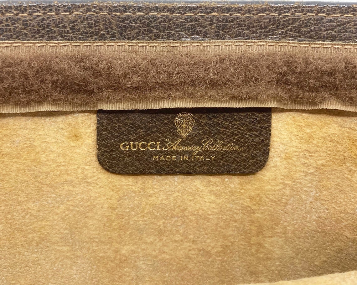 FRUIT Vintage Gucci 1980s Logo monogram canvas clutch bag. It features the iconic Gucci logo coated canvas, green and red fabric stripe, and velcro top closure.