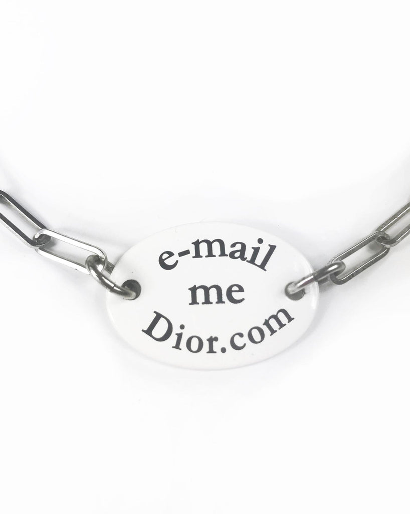 Fruit Vintage Christian Dior "Jadore Dior" logo necklace - perfectly sized for everyday wear. It features a reversible slogan that reads "email me Dior.com", adjustable chain and logo CD at rear.