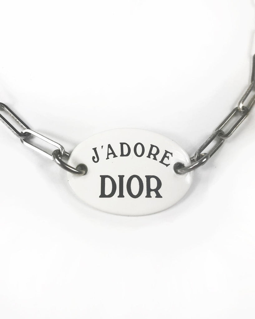 Fruit Vintage Christian Dior "Jadore Dior" logo necklace - perfectly sized for everyday wear. It features a reversible slogan that reads "email me Dior.com", adjustable chain and logo CD at rear.
