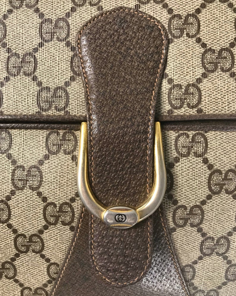 FRUIT Vintage Gucci 1980s Logo monogram canvas clutch bag in excellent condition. Features internal zipper pocket and separate pockets.