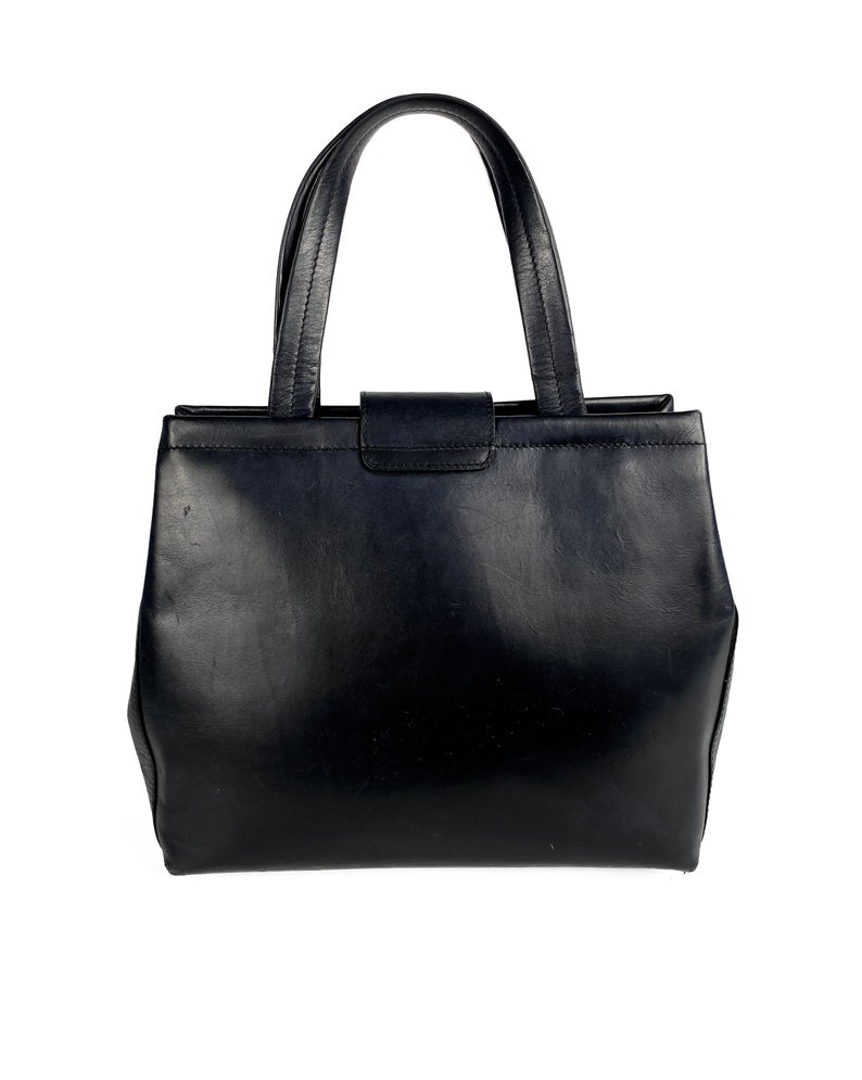 FRUIT Vintage 1980s Salvatore Ferragamo bag in black leather. This is such an elegant bag, in an iconic Ferragamo shape. Features a classic Ferragamo logo buckle closure, internal zipper pocket with logo pull and logo lining.